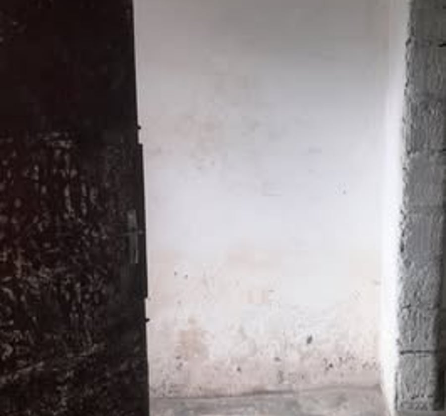 Vaste chambre simple à louer à PK8