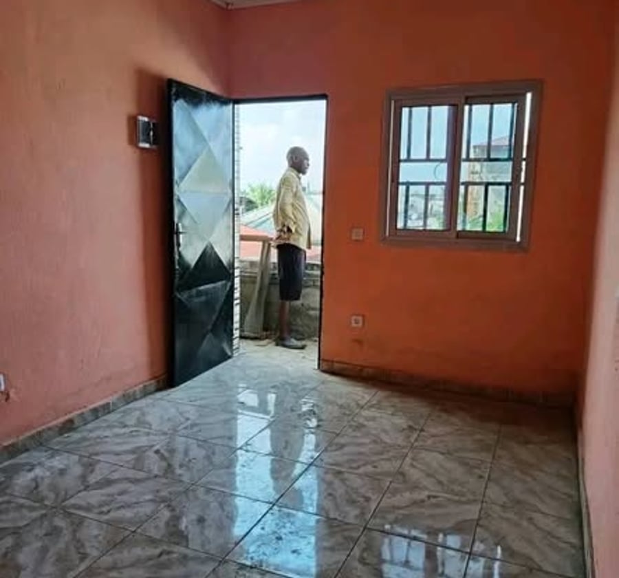 Chambre moderne neuve à louer à Bonaberi