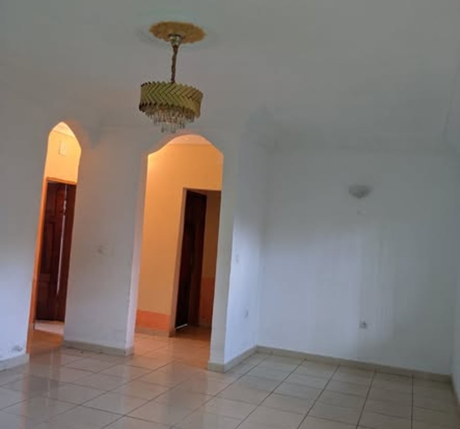 Appartement moderne 2 chambres à louer à Awaé escalier (Abang)