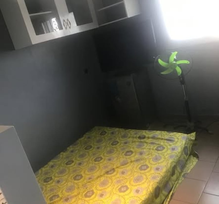 Grande chambre à louer à Bonamoussadi
