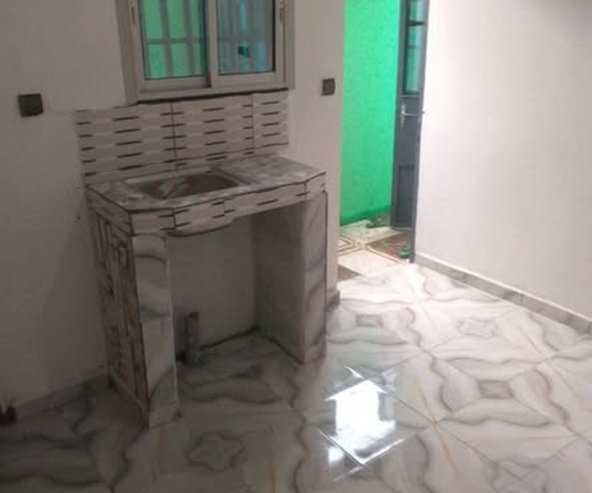 Chambre moderne avec coin cuisine à Makepe