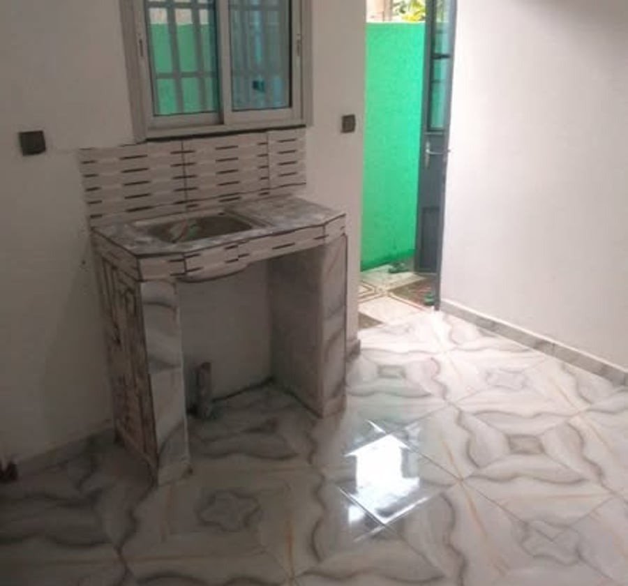 Chambre moderne avec coin cuisine à Makepe