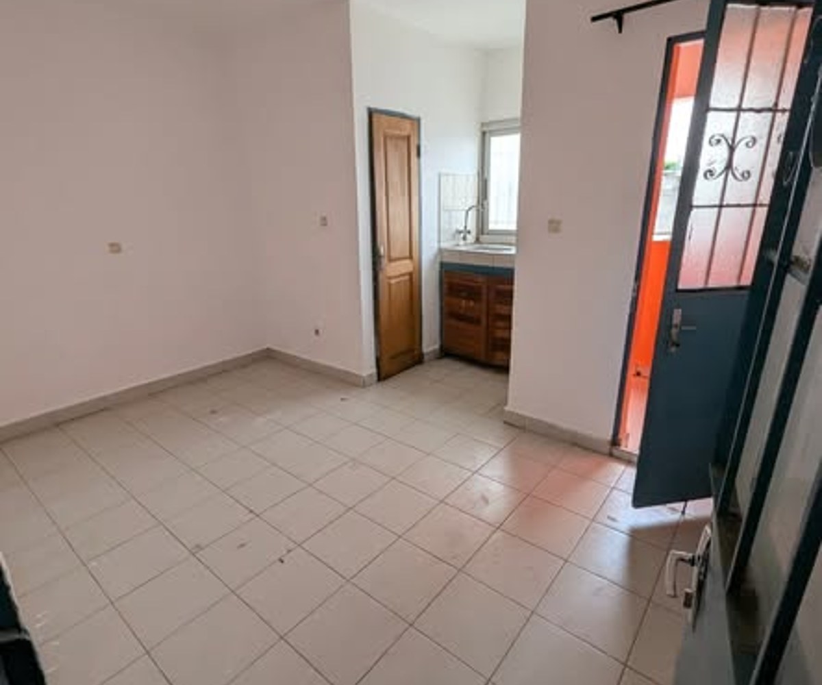 Chambre moderne avec cuisine et balcon - Ange Raphaël, Douala