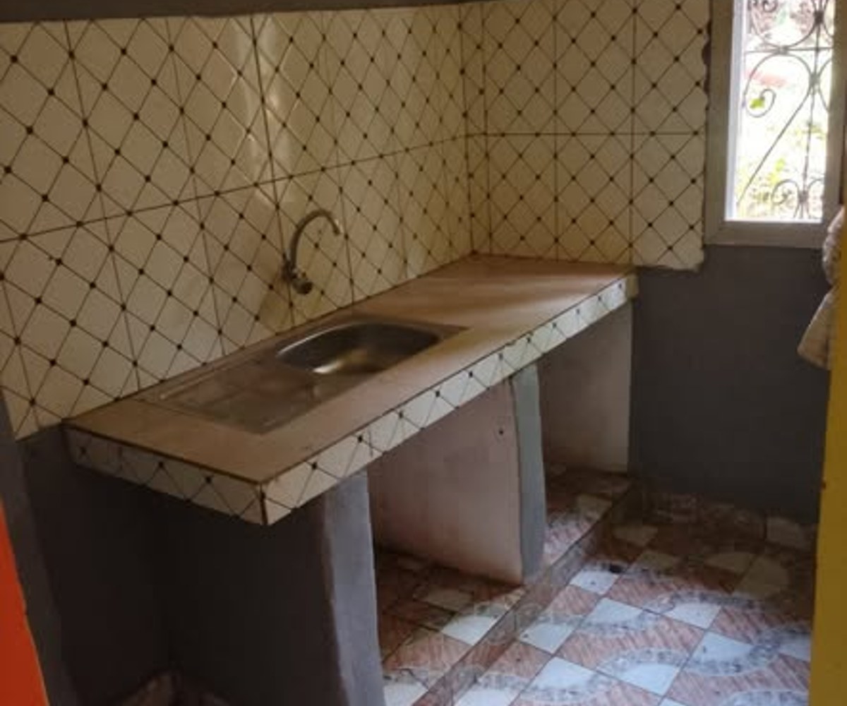 Grande chambre moderne à Ngousso