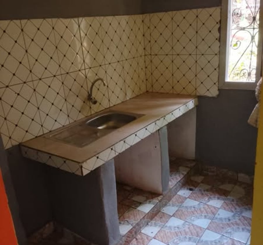 Grande chambre moderne à Ngousso