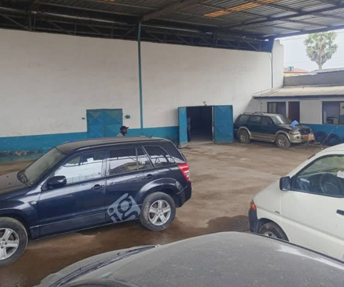 Entrepôt et bureaux à louer - Akwa, Douala