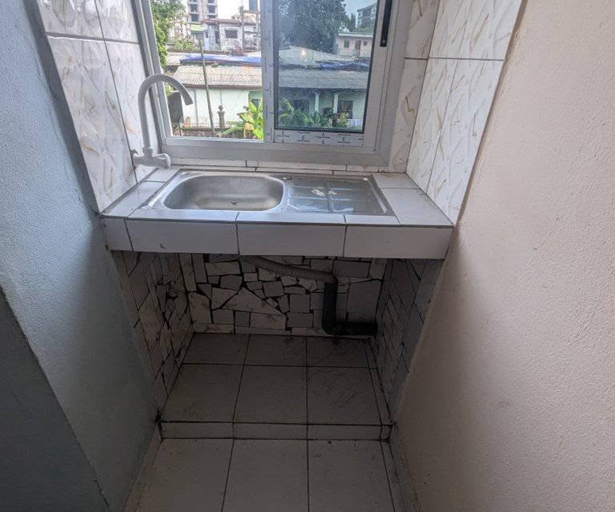 chambre moderne à makepe à 50m du goudron au 2eme étage dans la barrière constitué de