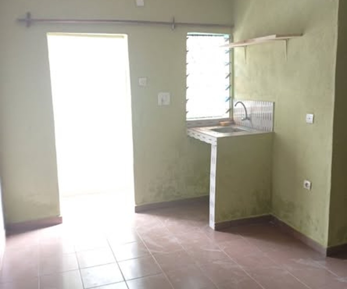 Chambre moderne avec véranda, parking et forage - PK12 Douala