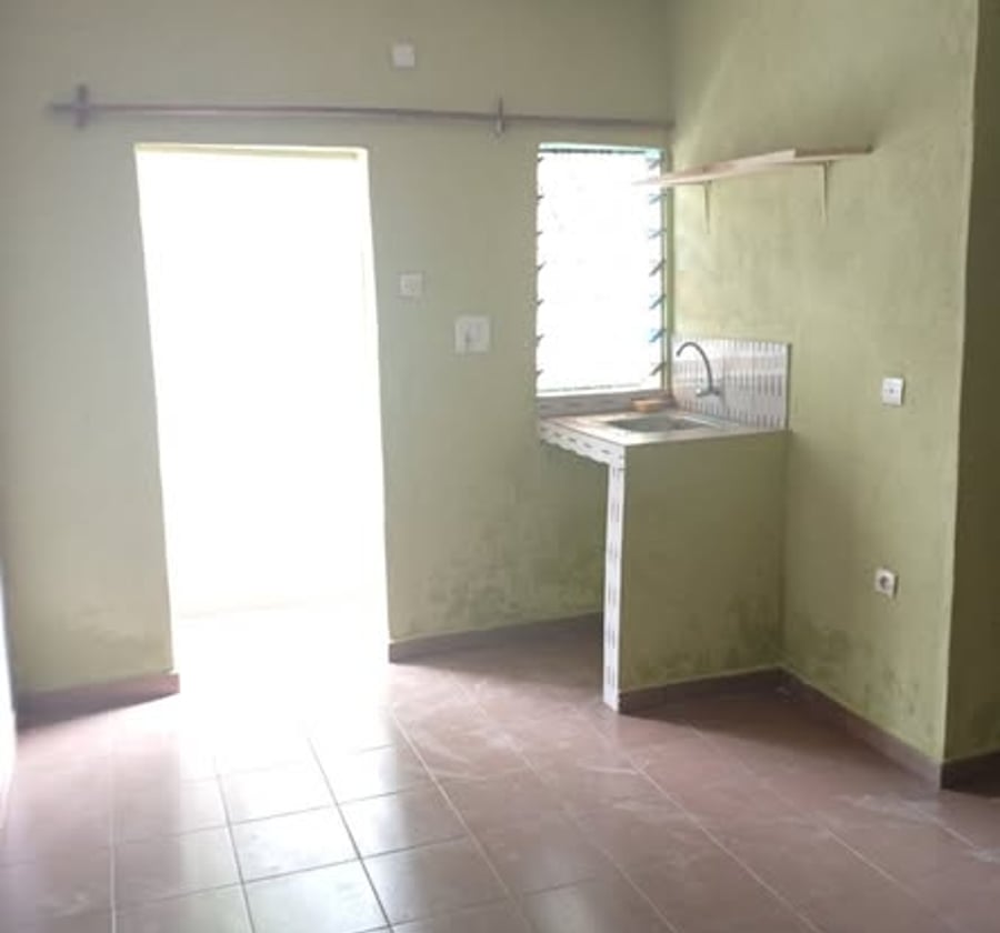 Chambre moderne avec véranda, parking et forage - PK12 Douala