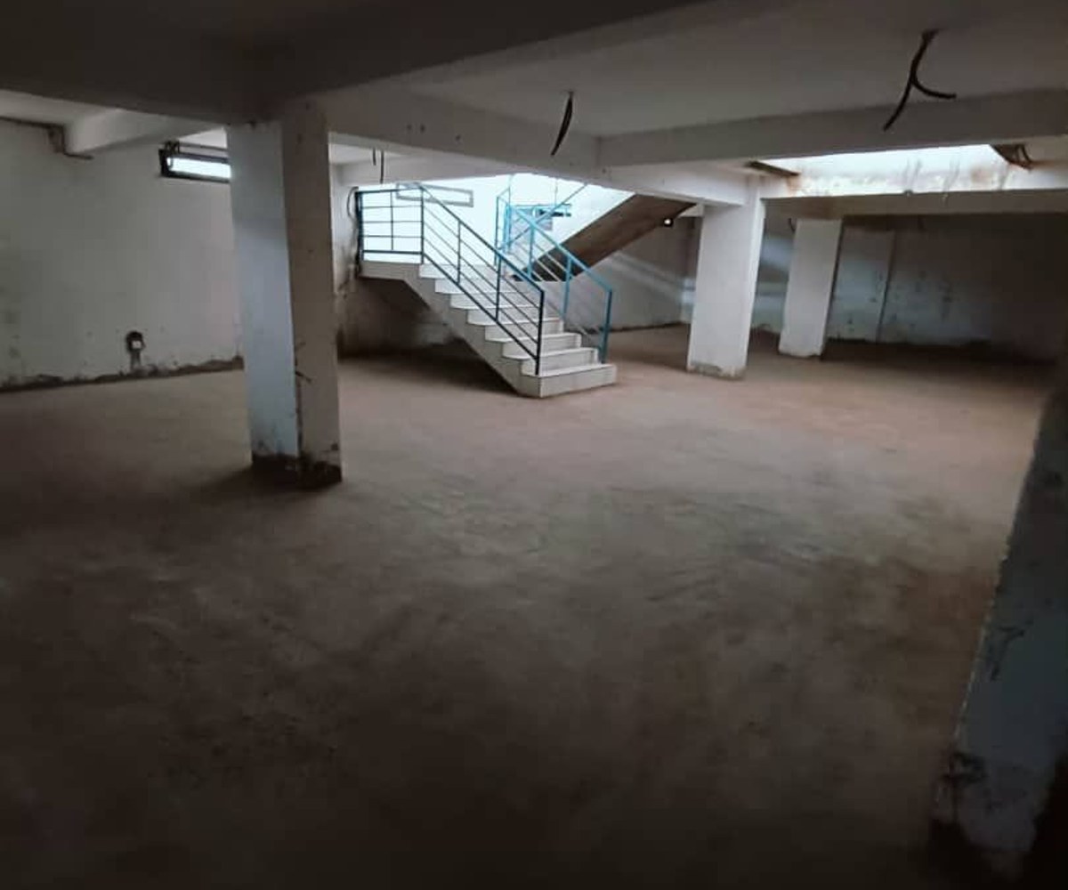 Entrepôt et magasin à louer à Ahala, Yaoundé