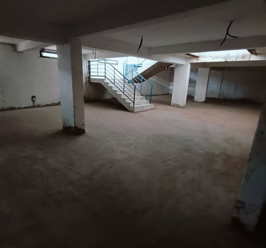Entrepôt et magasin à louer à Ahala, Yaoundé