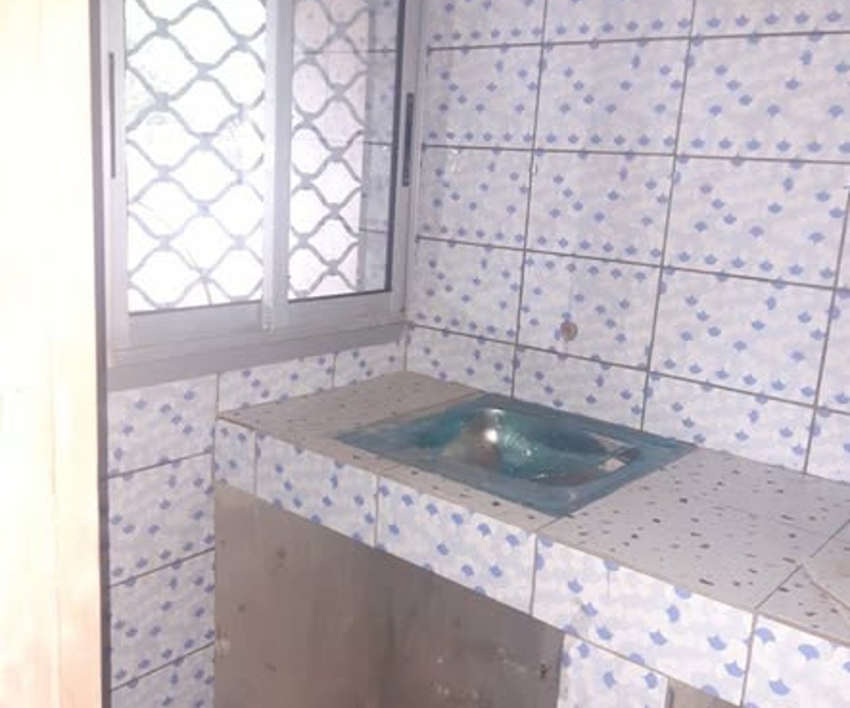 Chambre moderne dans la barrière à Ndogpassi II