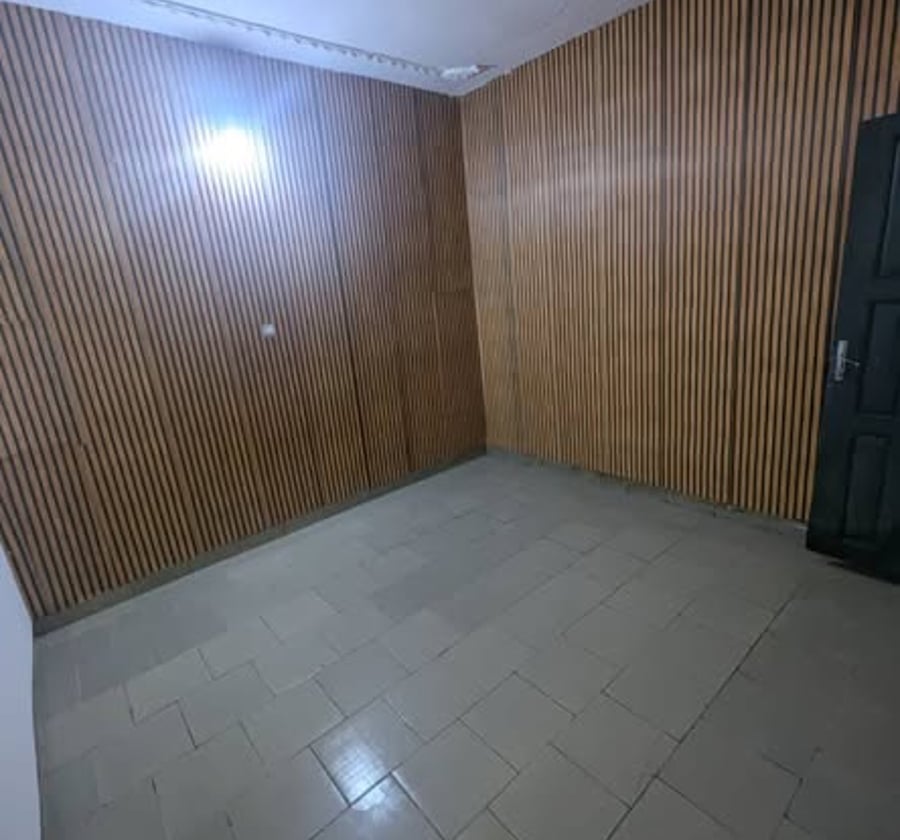 Grande chambre 3 pièces staffée à Beedi