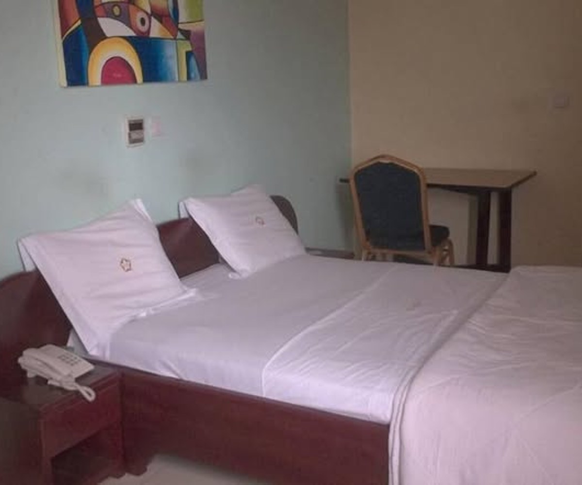 Hôtel le Pentagone - Chambres climatisées et ventilées à Douala