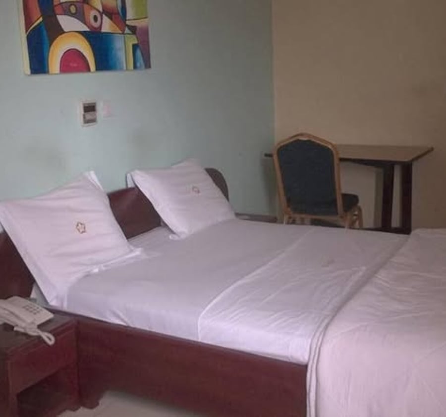 Hôtel le Pentagone - Chambres climatisées et ventilées à Douala