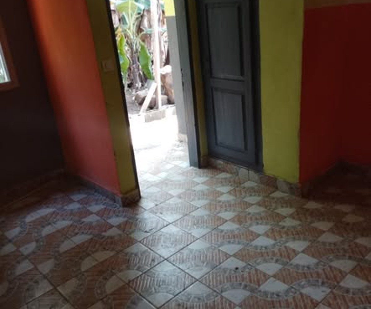 Grande chambre moderne à Ngousso