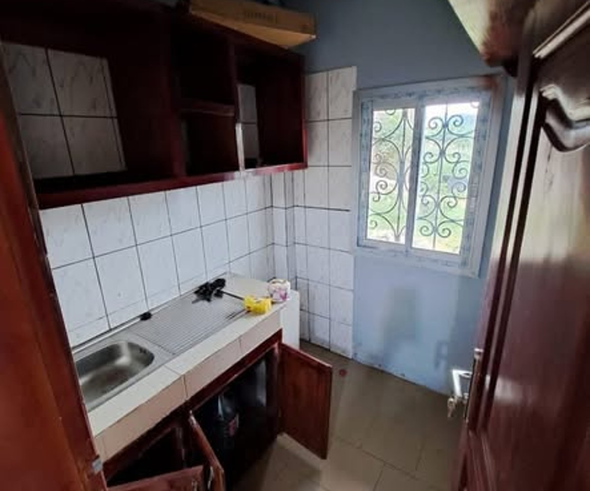 Grand studio moderne à Odza