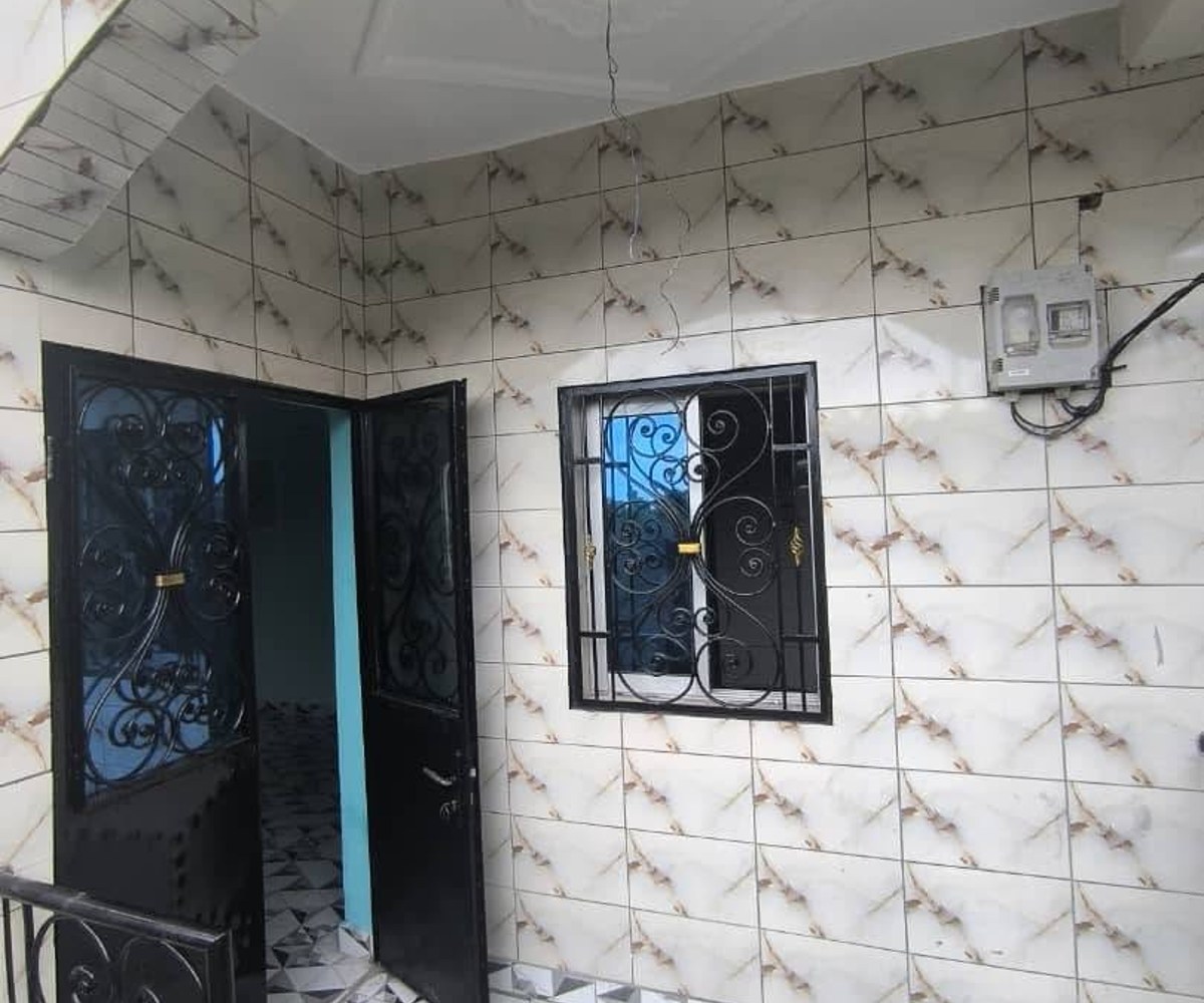 Très Joli et grand appartement moderne( 02 chambres 02 douches )nouvellement construit à "pk10 saker" au rez-de-chaussée d'un immeuble. On e