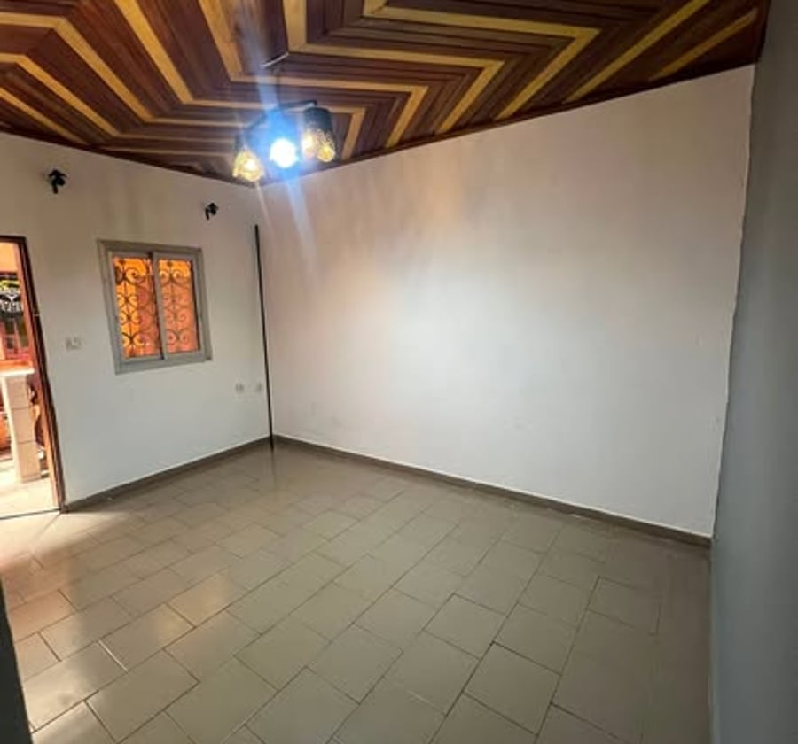 Studio moderne à Biyem-Assi TKC