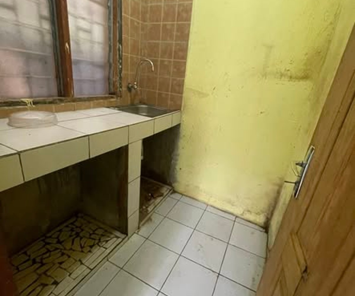 Chambre moderne avec cuisine et douche à Beedi