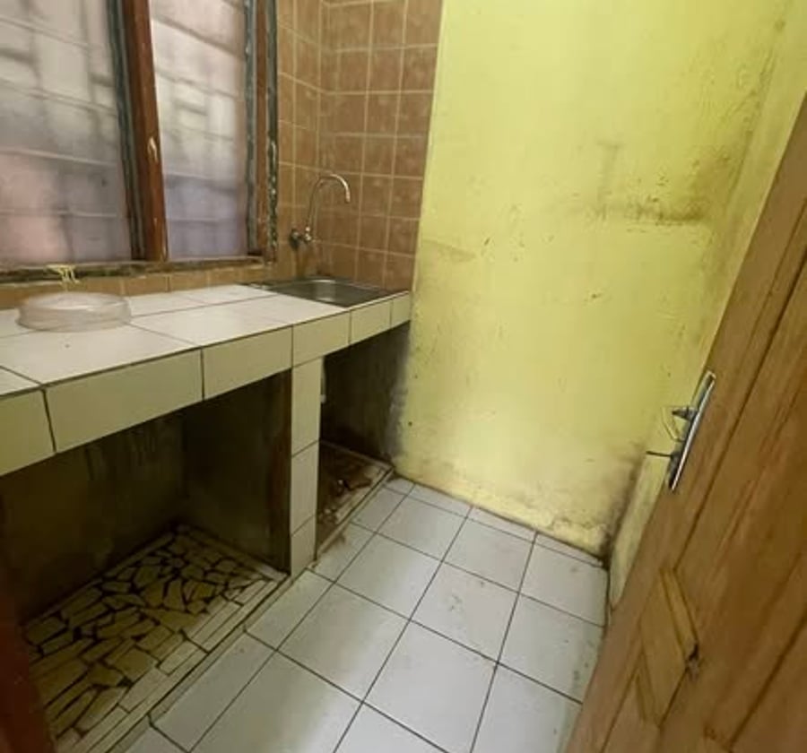 Chambre moderne avec cuisine et douche à Beedi