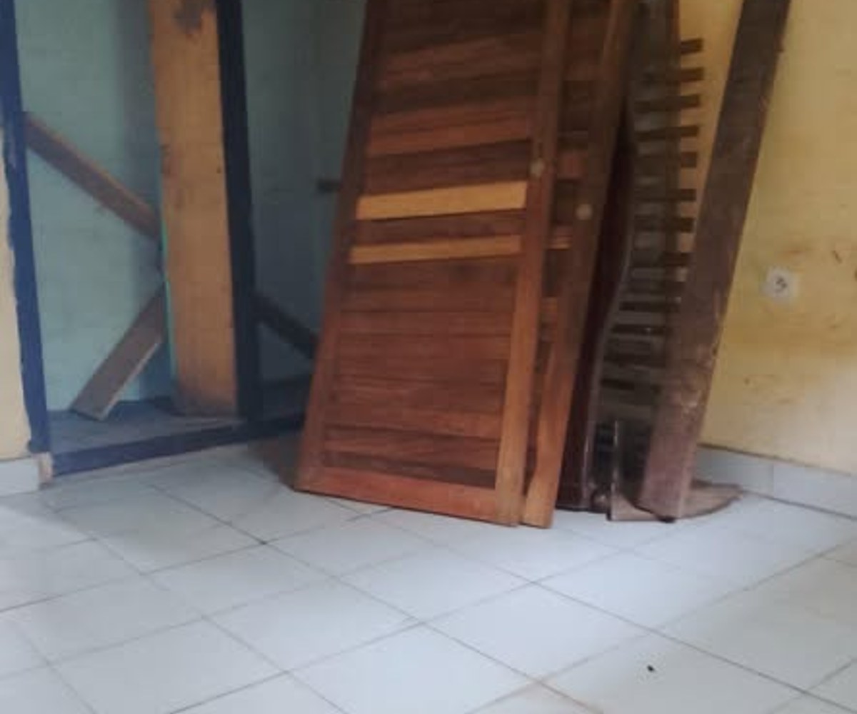 Studio 4 pièces - carrefour Etoug-Ebe