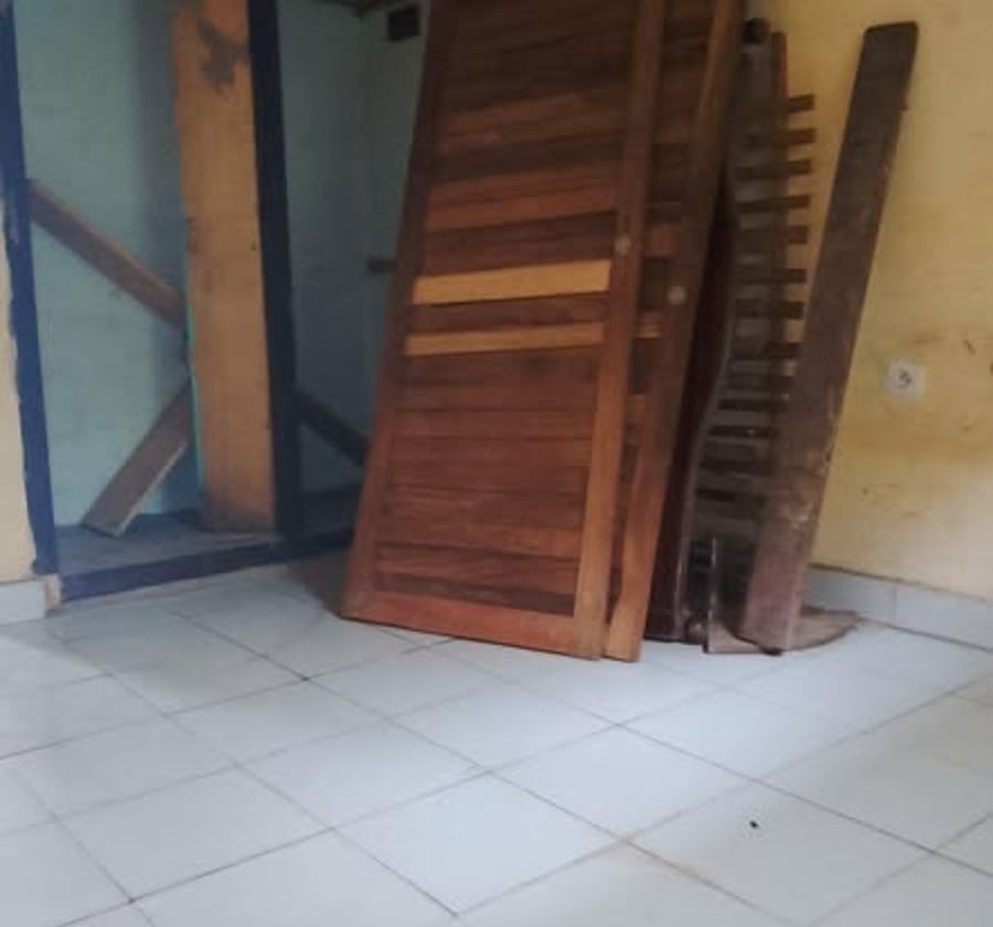 Studio 4 pièces - carrefour Etoug-Ebe