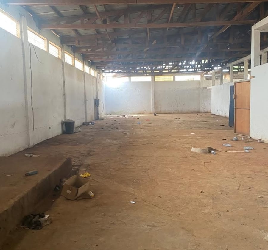 Entrepôt de 3000 m² à louer à Tsinga Village