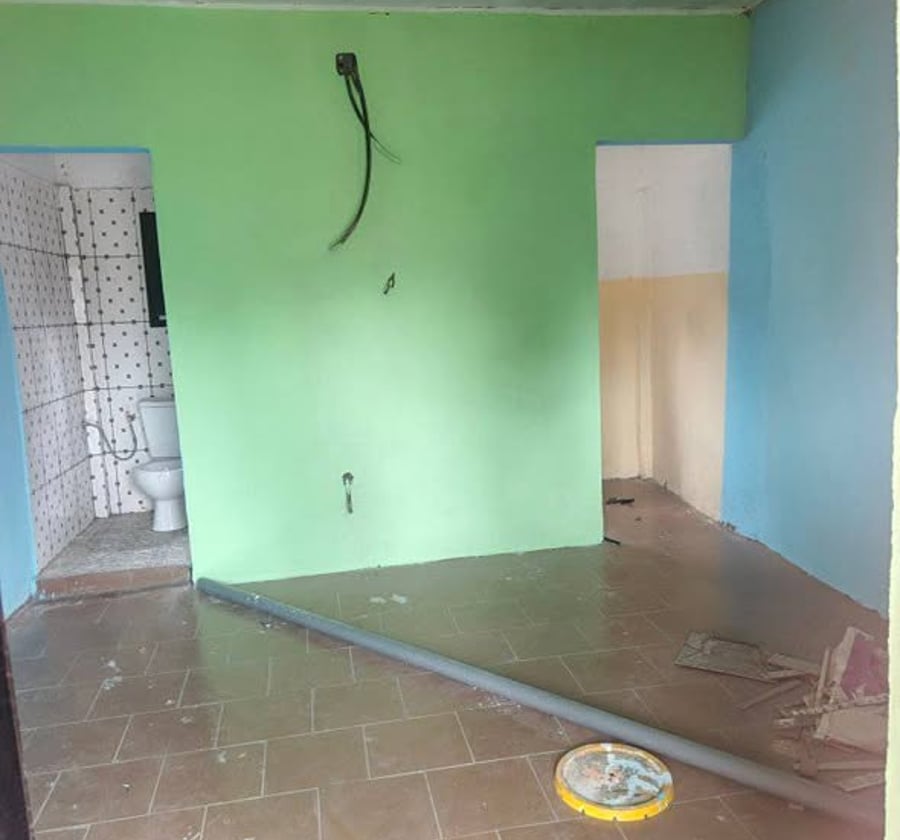 Chambre moderne avec cuisine à Logbaba