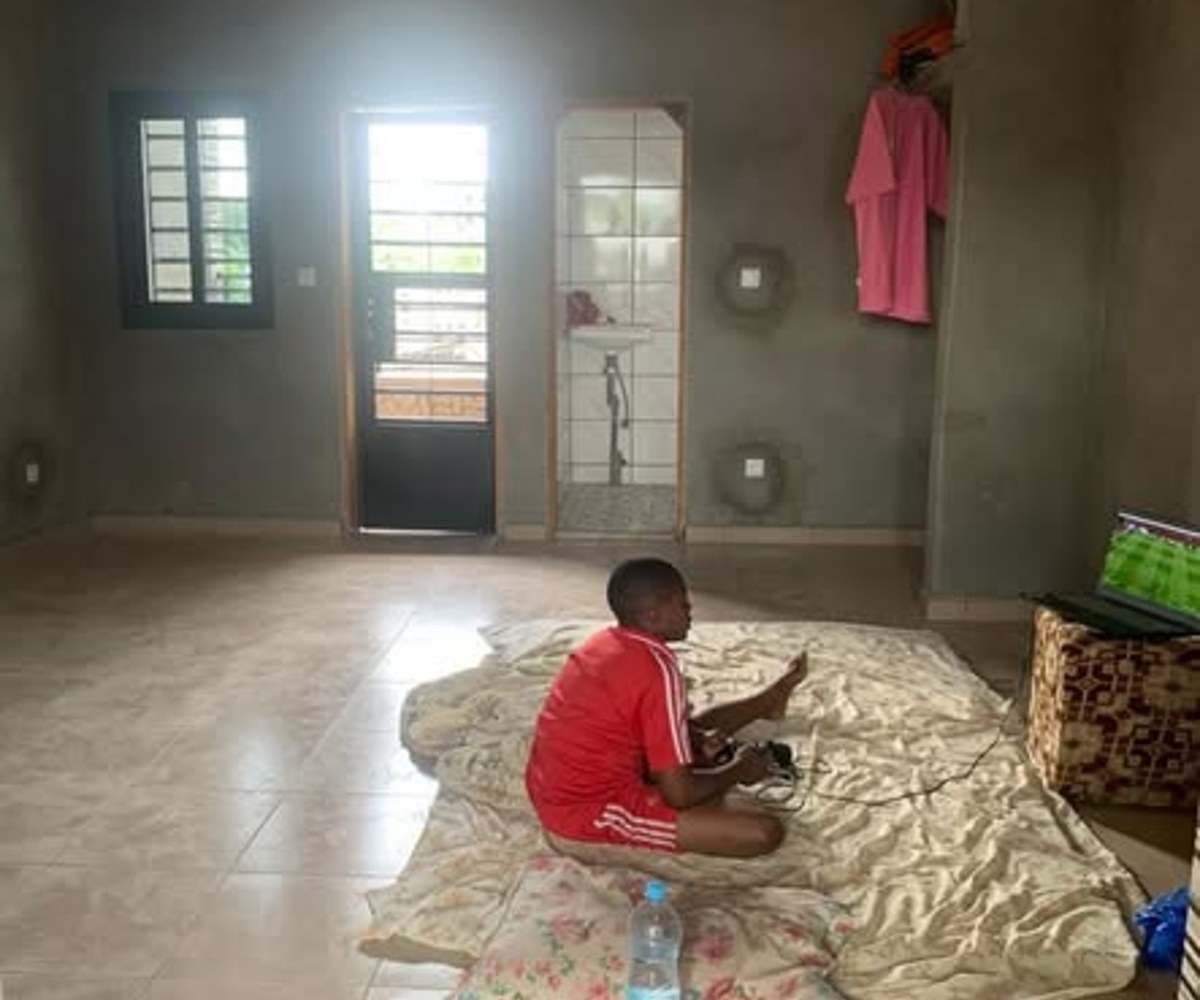 Vaste chambre moderne à Yassa