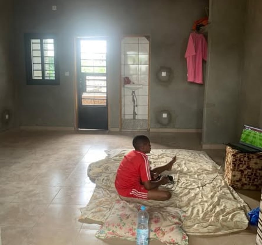 Vaste chambre moderne à Yassa