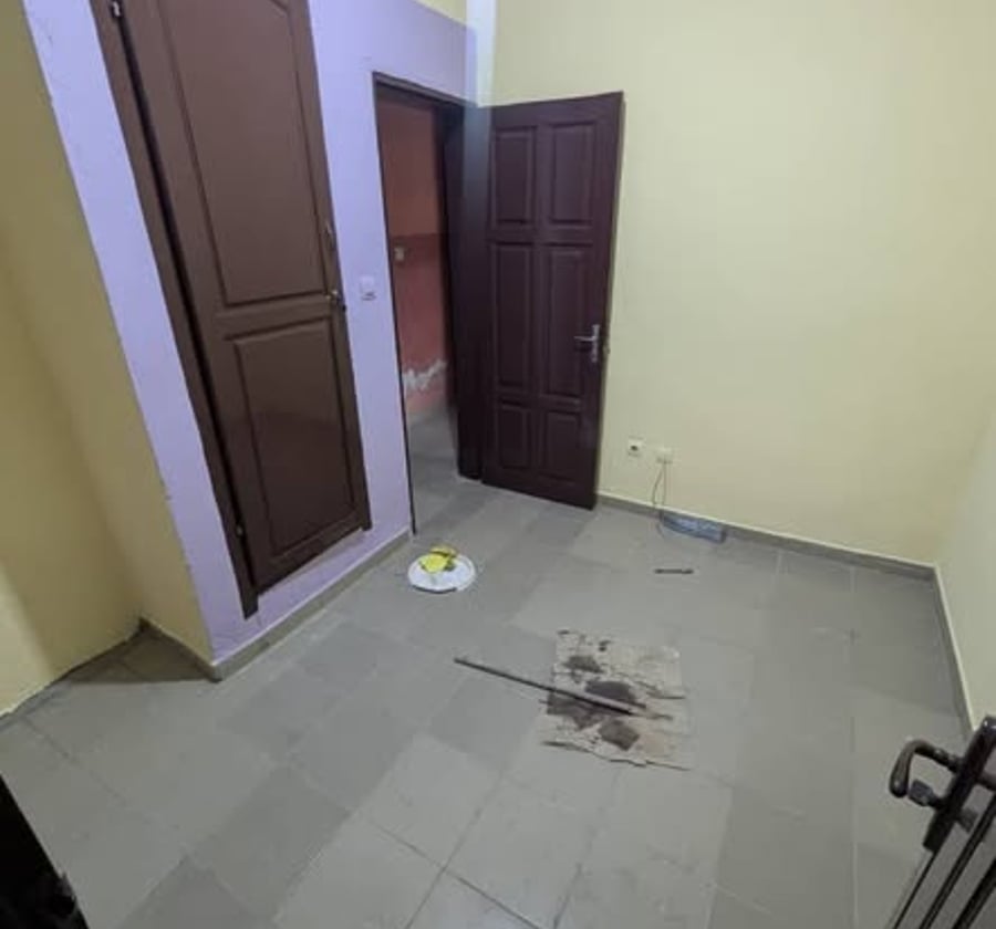 Chambre moderne avec cuisine et placard à Ndogbong
