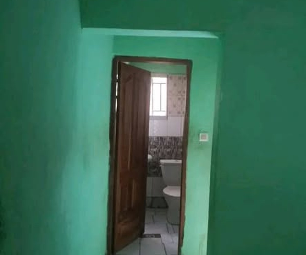 Studio trois pièces à Emombo dans la barrière