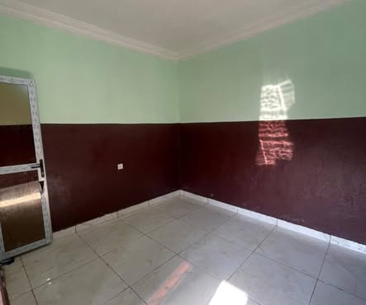Grande chambre moderne à PK 15
