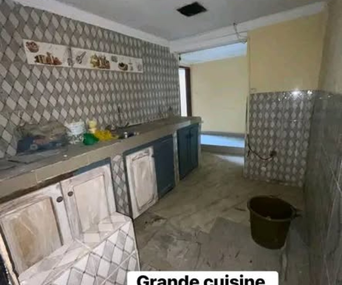 Grand appartement staffé à louer à Bépanda