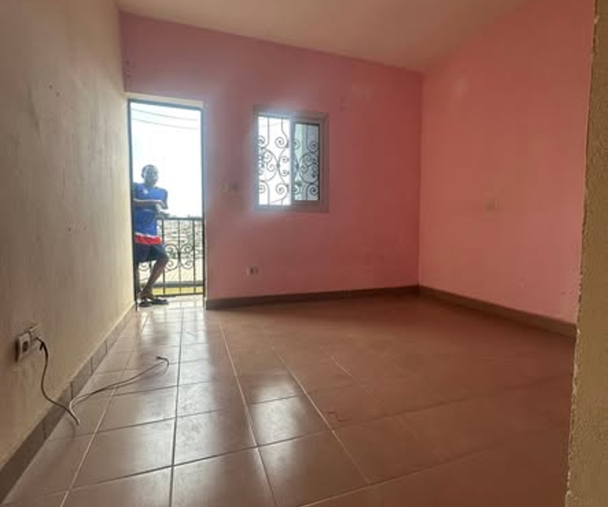 Vaste chambre moderne à PK15, Douala