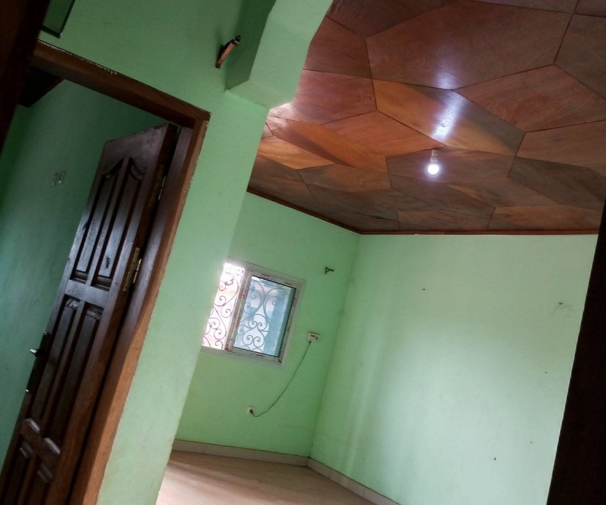 très vaste et magnifique appartement accès à pied comme a moto