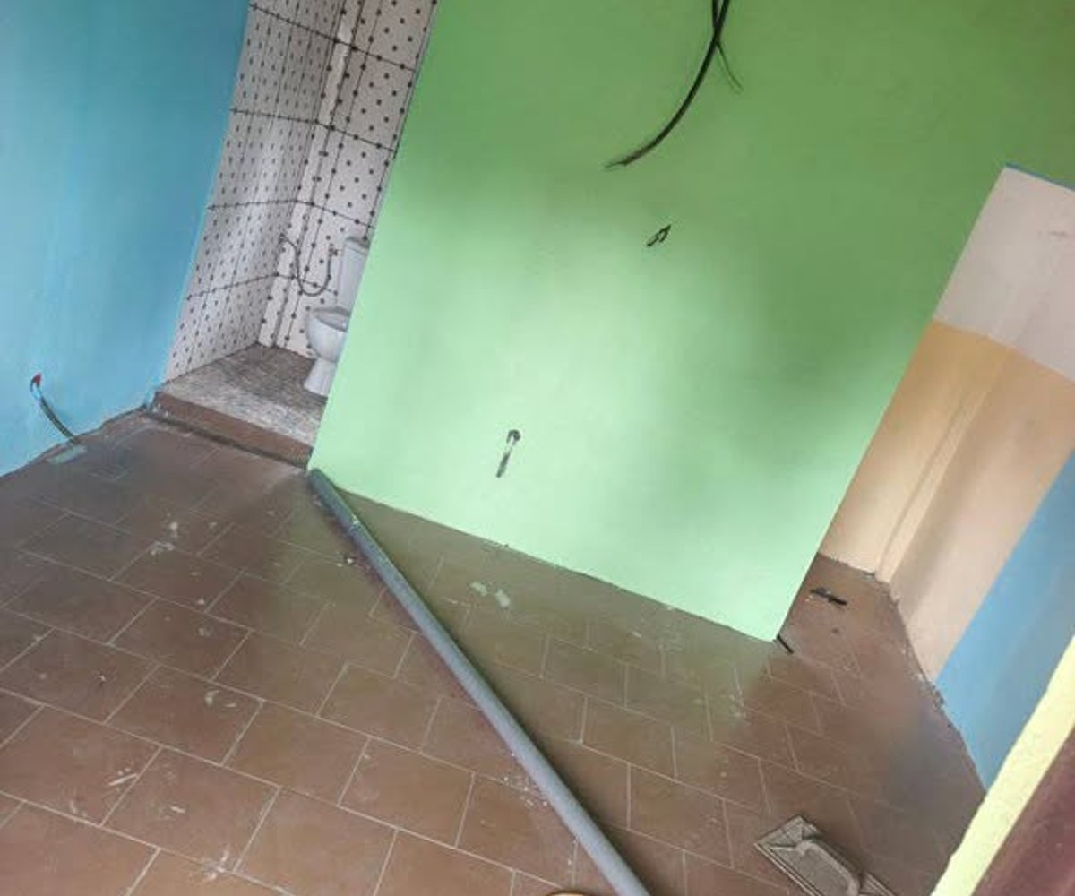 Chambre moderne avec cuisine à Logbaba