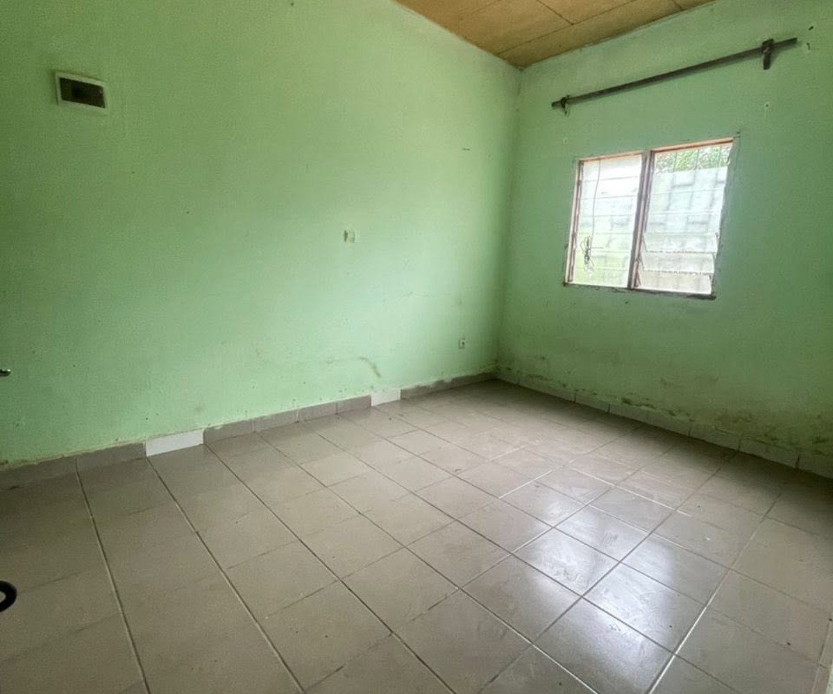 Chambre moderne avec douche et cuisine à Beedi