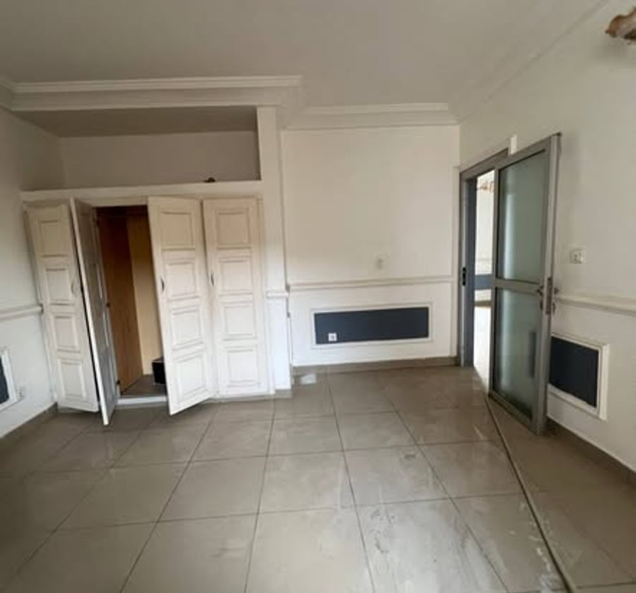 Appartement spacieux à Logbessou, 2 chambres, 2 douches, climatisé