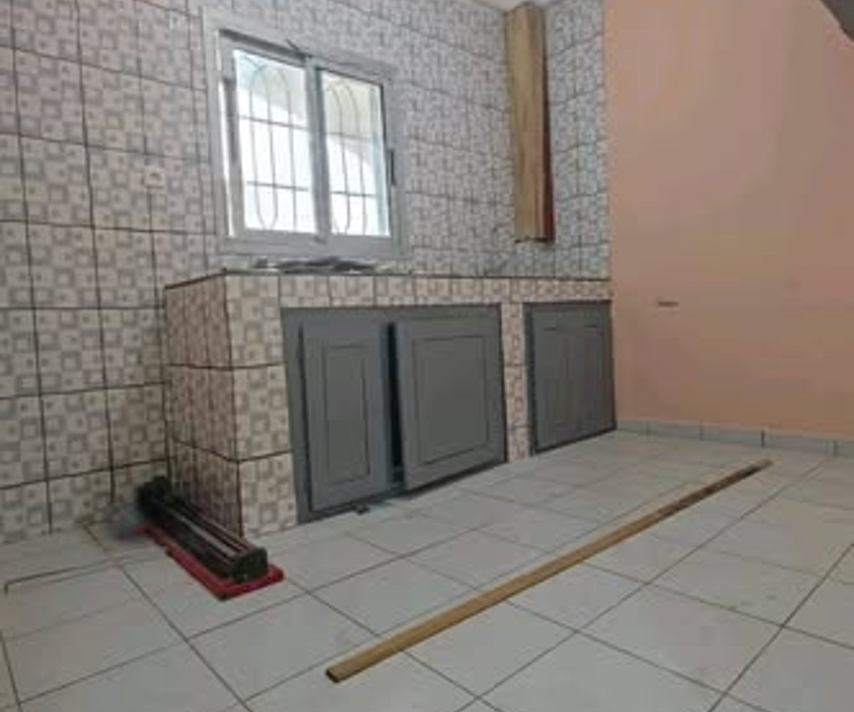 Grand appartement moderne à louer à Logbaba Chapelle