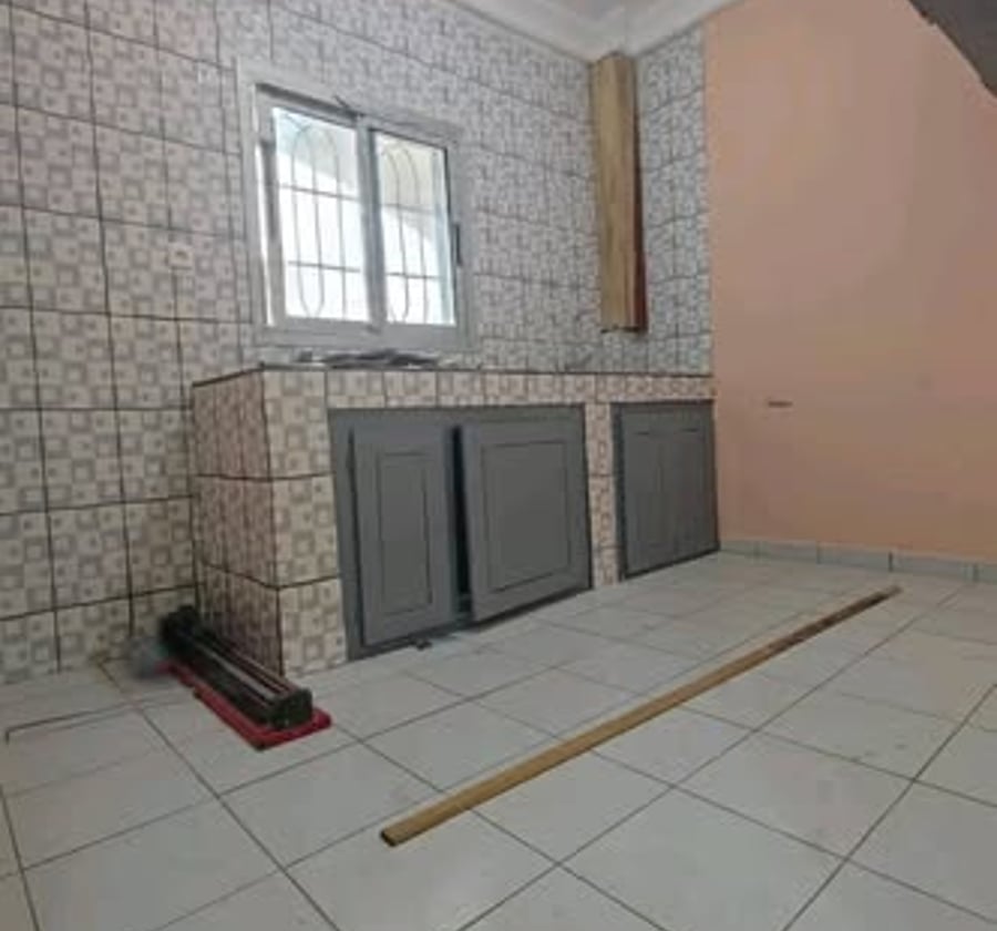 Grand appartement moderne à louer à Logbaba Chapelle