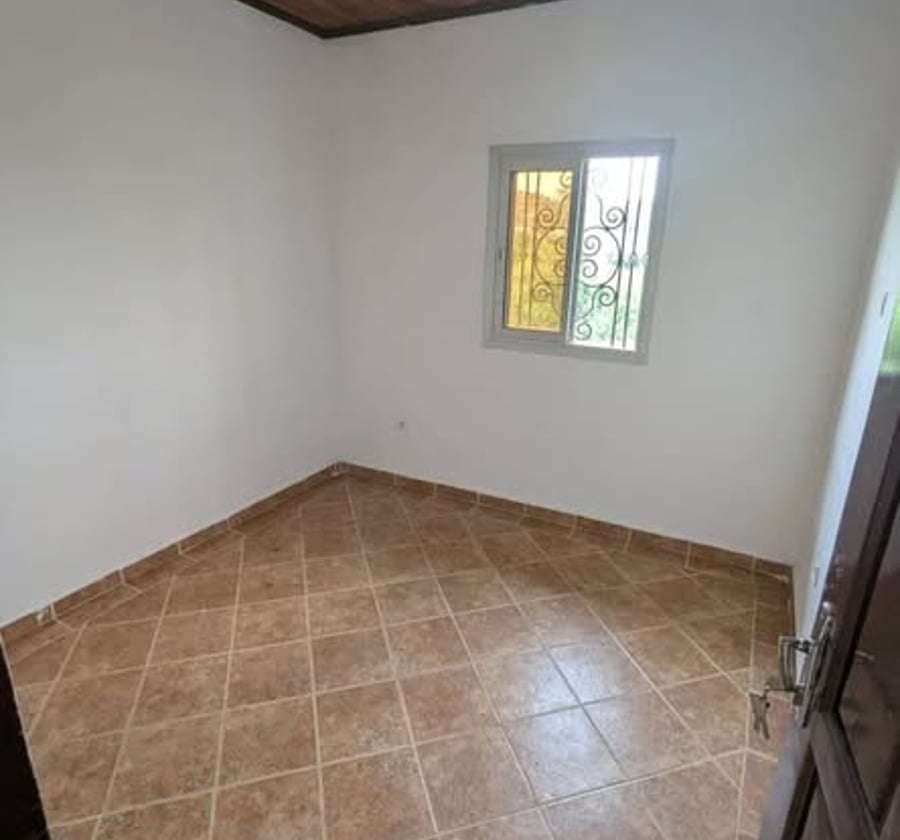Studio moderne à louer à Odza (Petit Marché)