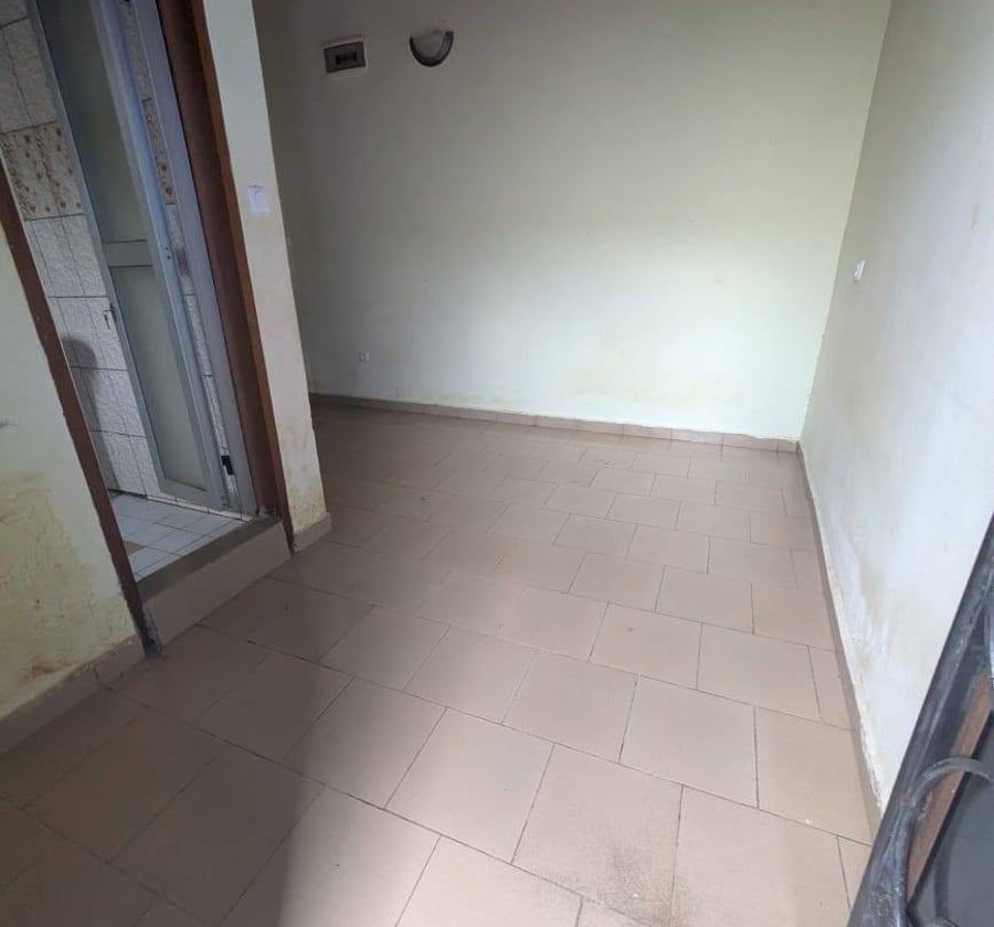 Chambre moderne à louer à Nkolnda – 30 000 FCFA/mois