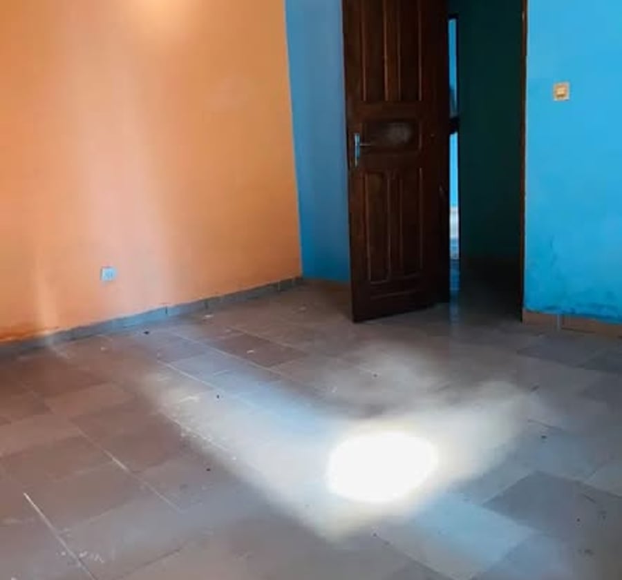 jackpot appartement moderne bien Grand situé à ndogpassi 3 vers le marché ndogpassi 3 à zéros pas du goudron avec forage prapayee cadre pers