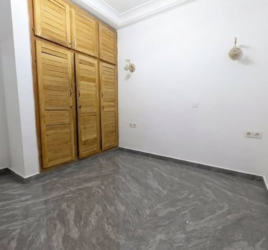 Studio moderne 4 pièces à Village, Douala