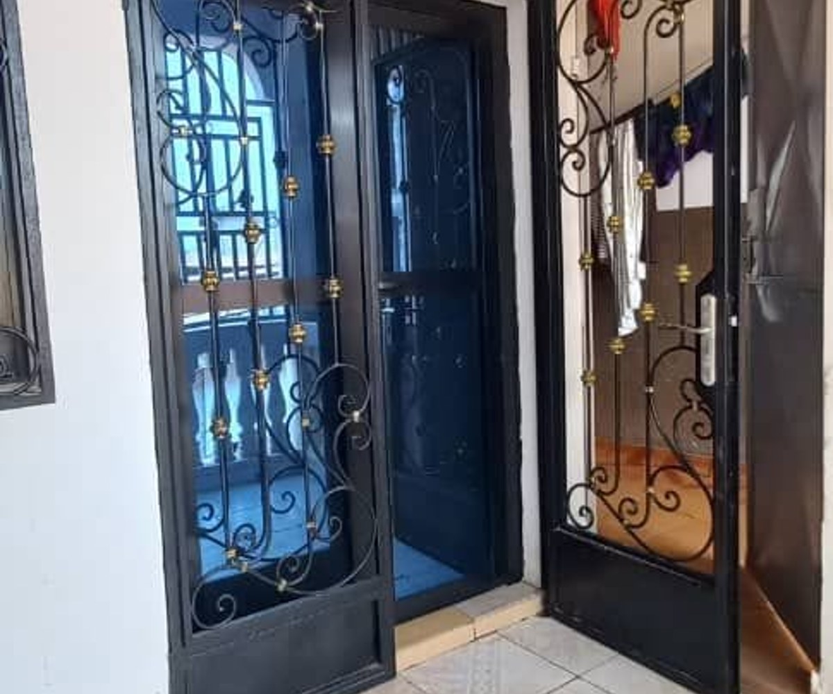 appartement moderne à louer à mvan 3 chambres 2 douches dans la barrière avec parking bien sécurisé par de moto a prendre 115mil service imm