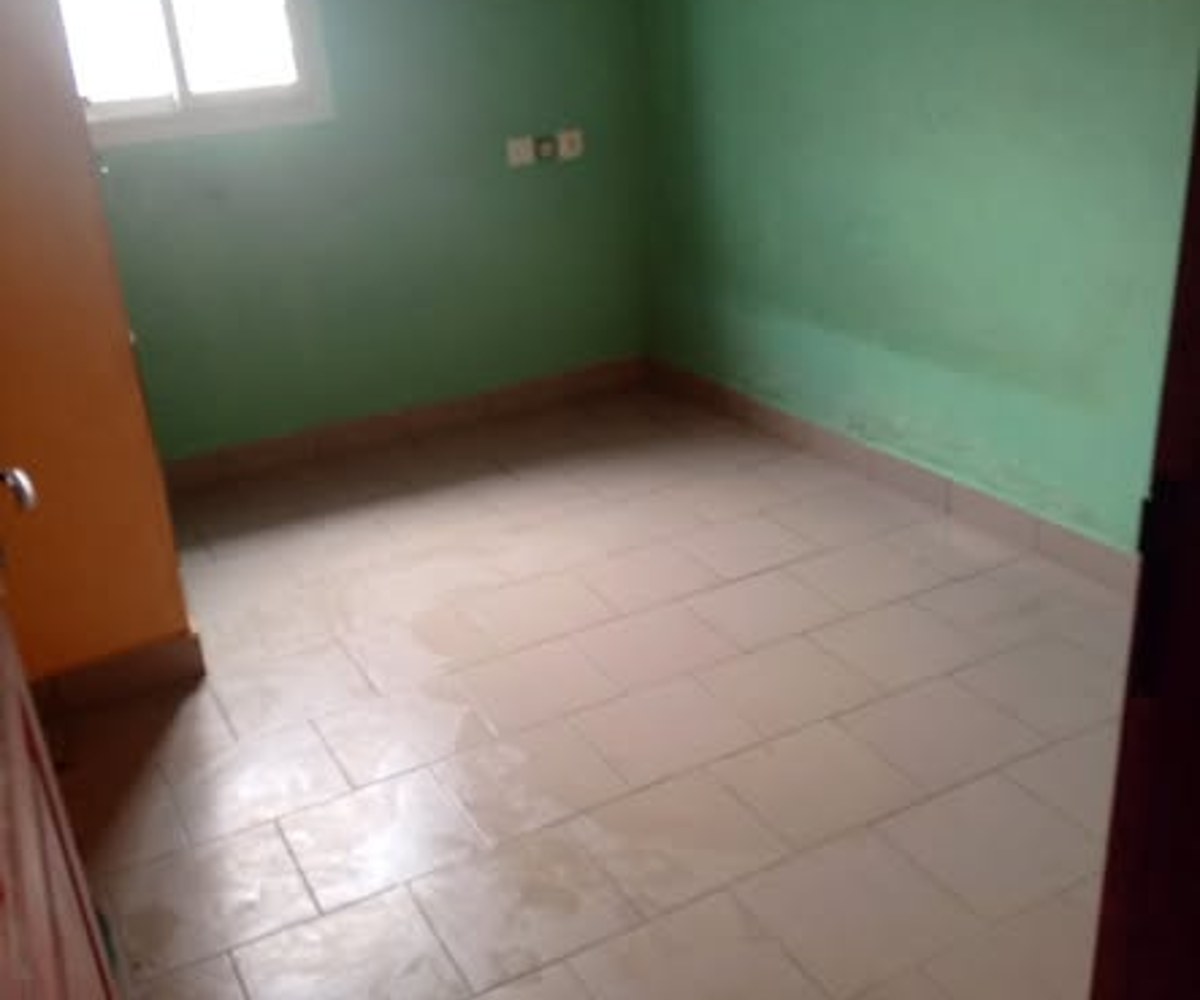 Chambre moderne avec placard - Ari Village, Yaoundé
