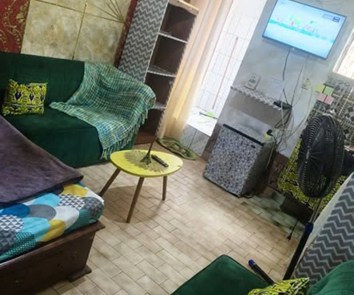Chambre moderne à louer à Titi Garage