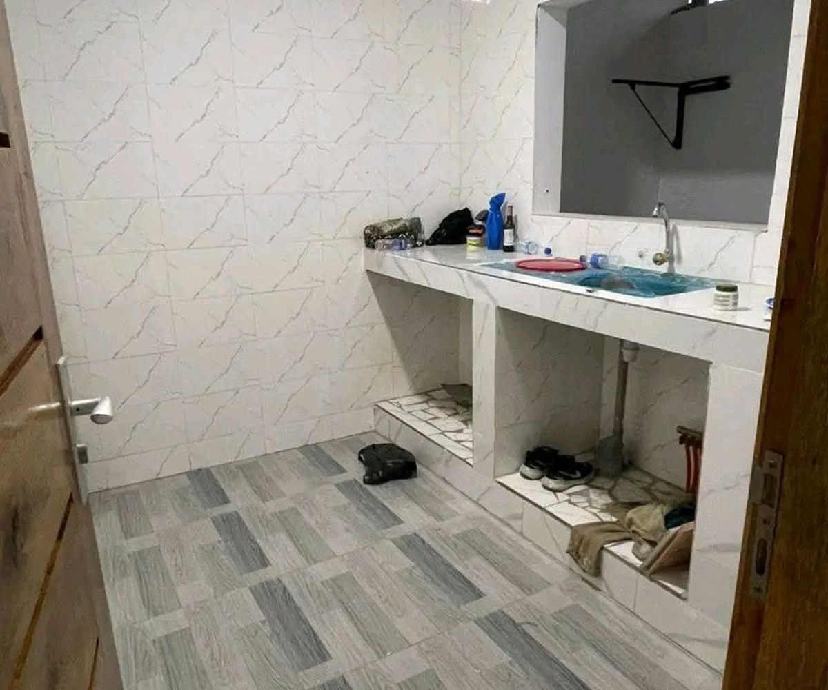 Le prix vient de juter. 80mil. Appartement moderne à louer. Awae escalier moto. 300f pour la carrière